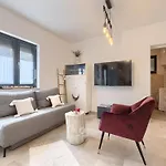 Σπίτι διακοπών Adorable With Private Garden And Bubble Bath Πούλα