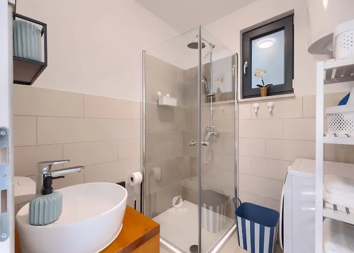 Adorable With Private Garden And Bubble Bath