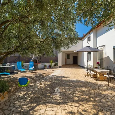 Semesterbostad Adorable With Private Garden And Bubble Bath Pula