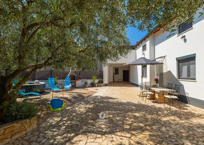 Semesterbostad Adorable With Private Garden And Bubble Bath Pula