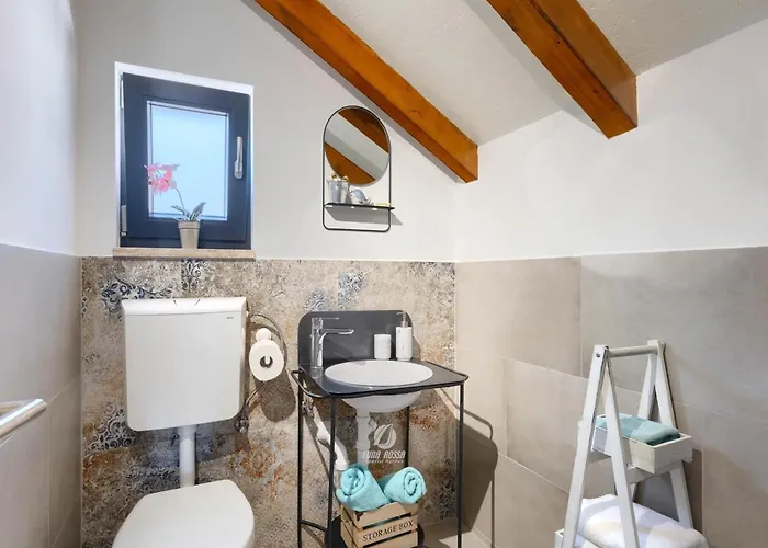 Adorable With Private Garden And Bubble Bath Semesterbostad *