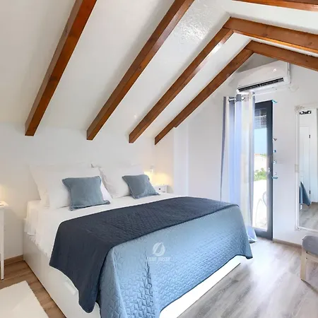Vakantiehuis Adorable With Private Garden And Bubble Bath