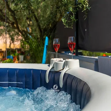 Adorable With Private Garden And Bubble Bath Vikendica