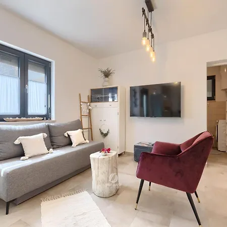Vikendica Adorable With Private Garden And Bubble Bath Pula