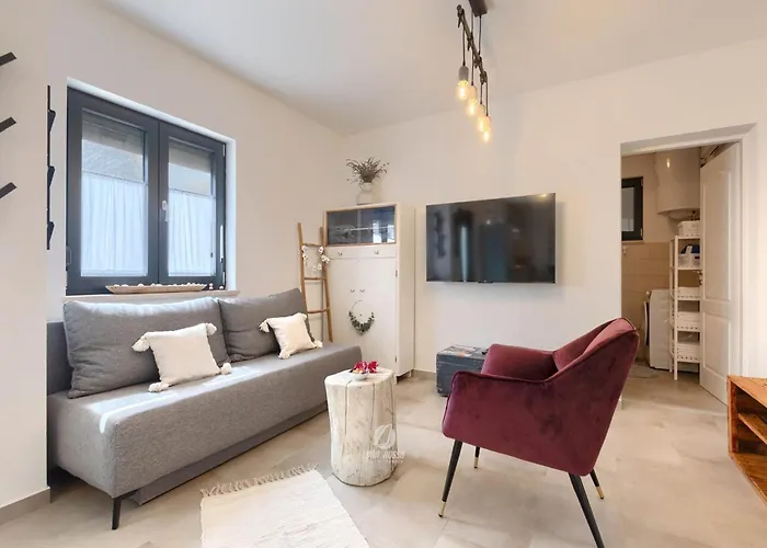 Vakantiehuis Adorable With Private Garden And Bubble Bath Pula