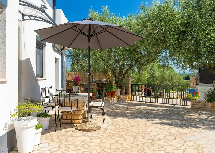 Vakantiehuis Adorable With Private Garden And Bubble Bath